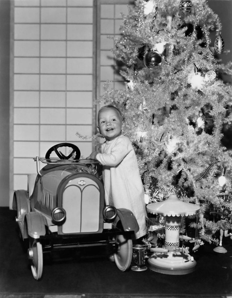 Enfant et petite voiture ancienne