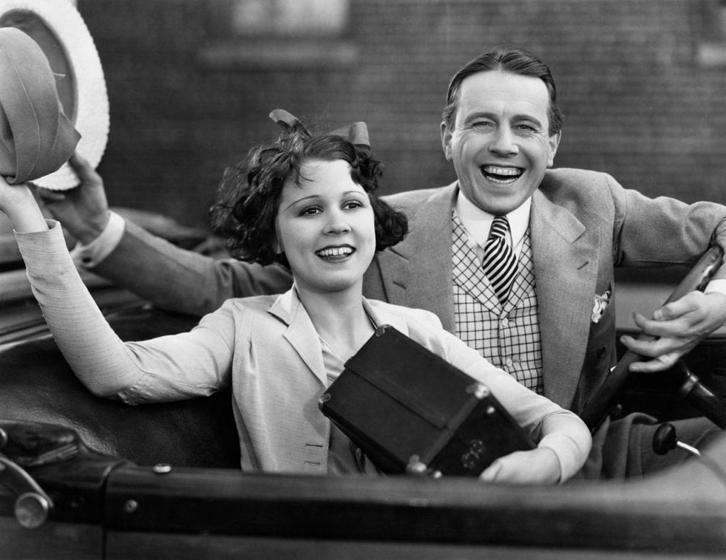 Couple heureux en voiture de collection