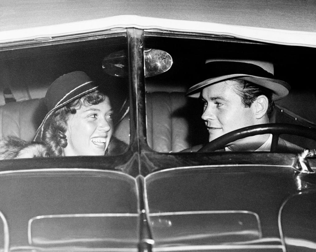 Couple au volant d'une voiture ancienne