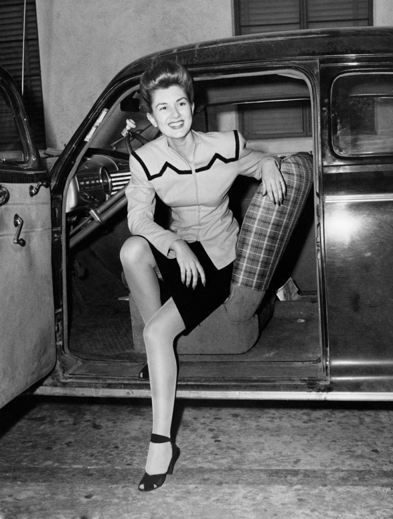 Femme élégance et voiture ancienne