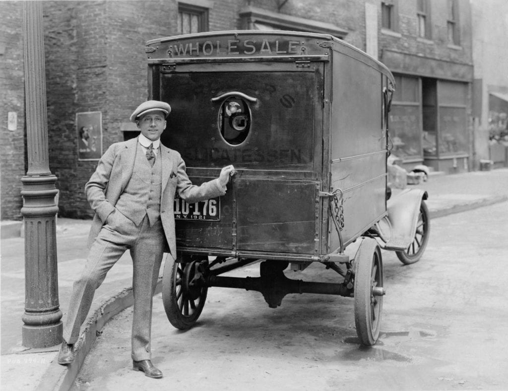 Homme élégant et automobile d'époque