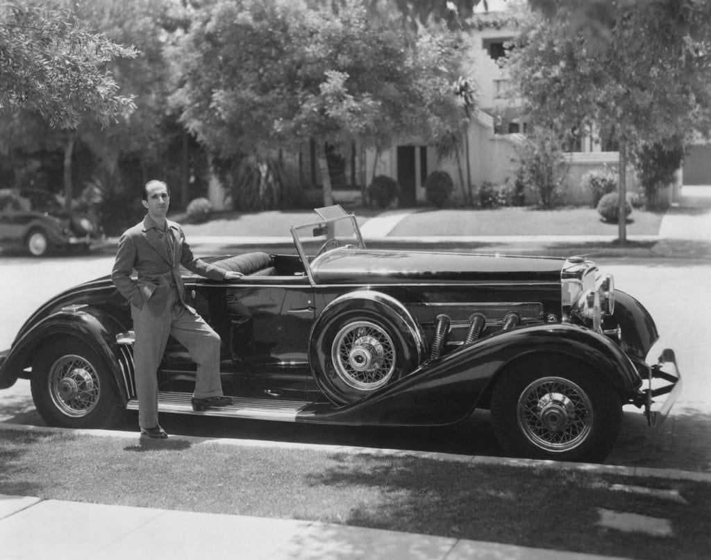 Homme fiert de sa voiture ancienne