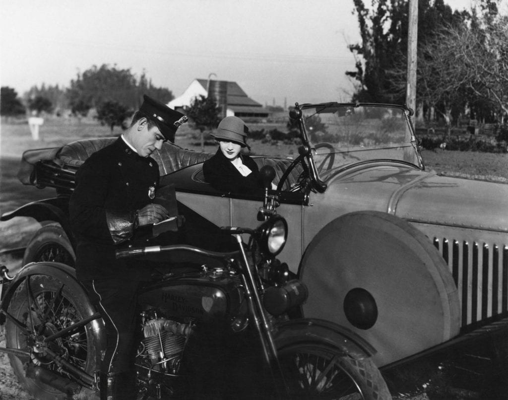 Policier verbalise voiture ancienne