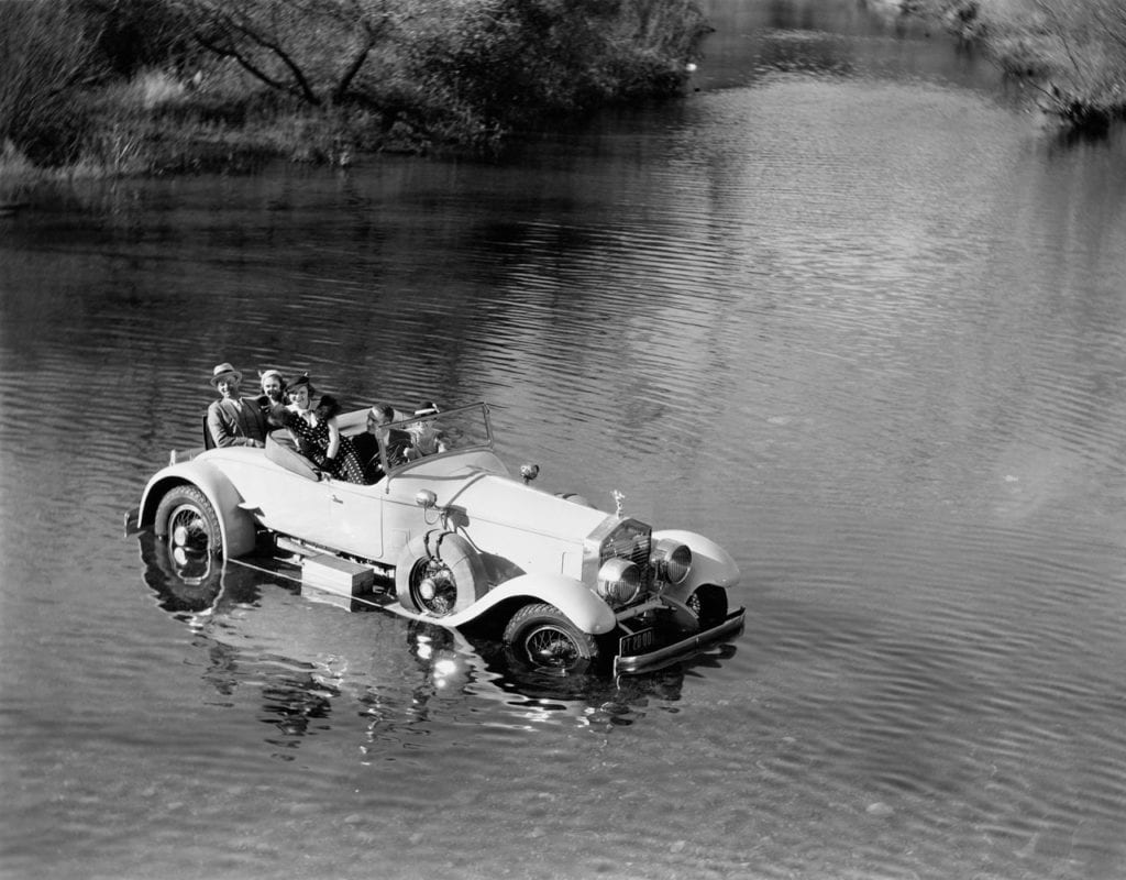 Voiture ancienne sur l'eau