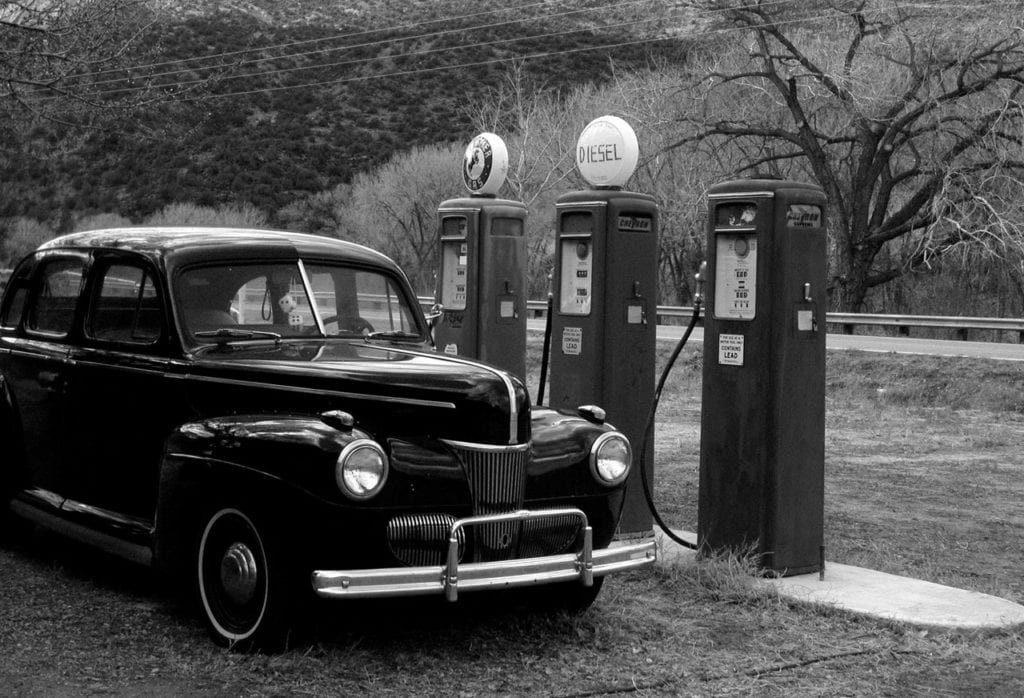 Voiture américaine ancienne à la station service