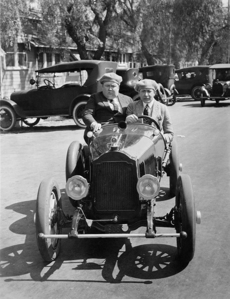 Hommes conduisant une voiture ancienne