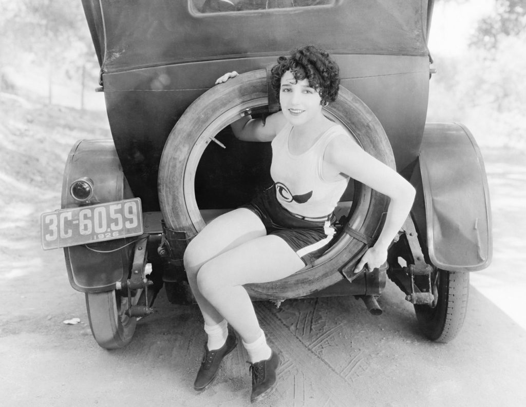 Femme assise dans la roue de secours