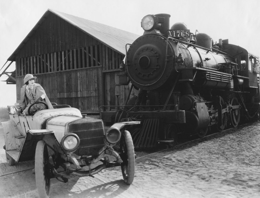 Train et voiture ancienne