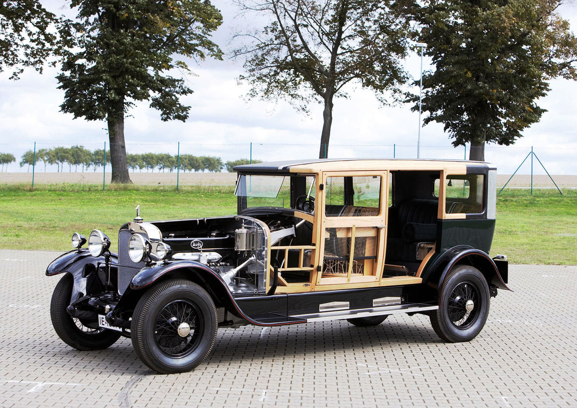 Automobile historique démontée