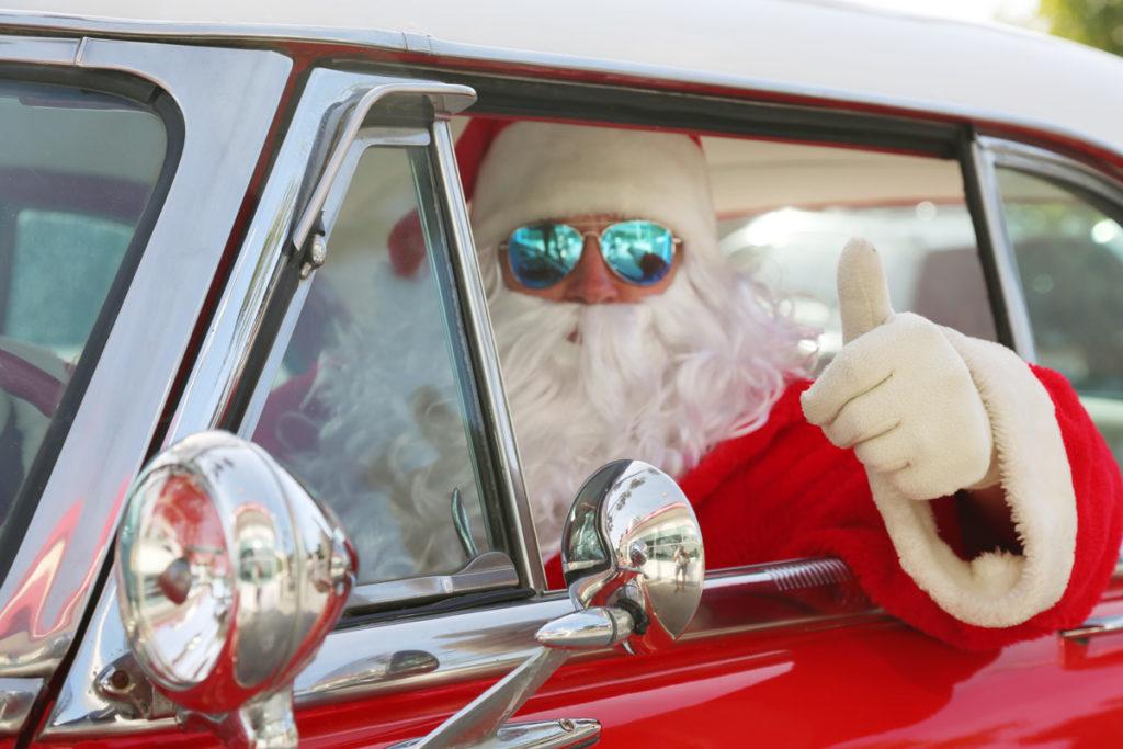 Le Père noël en voiture américaine ancienne