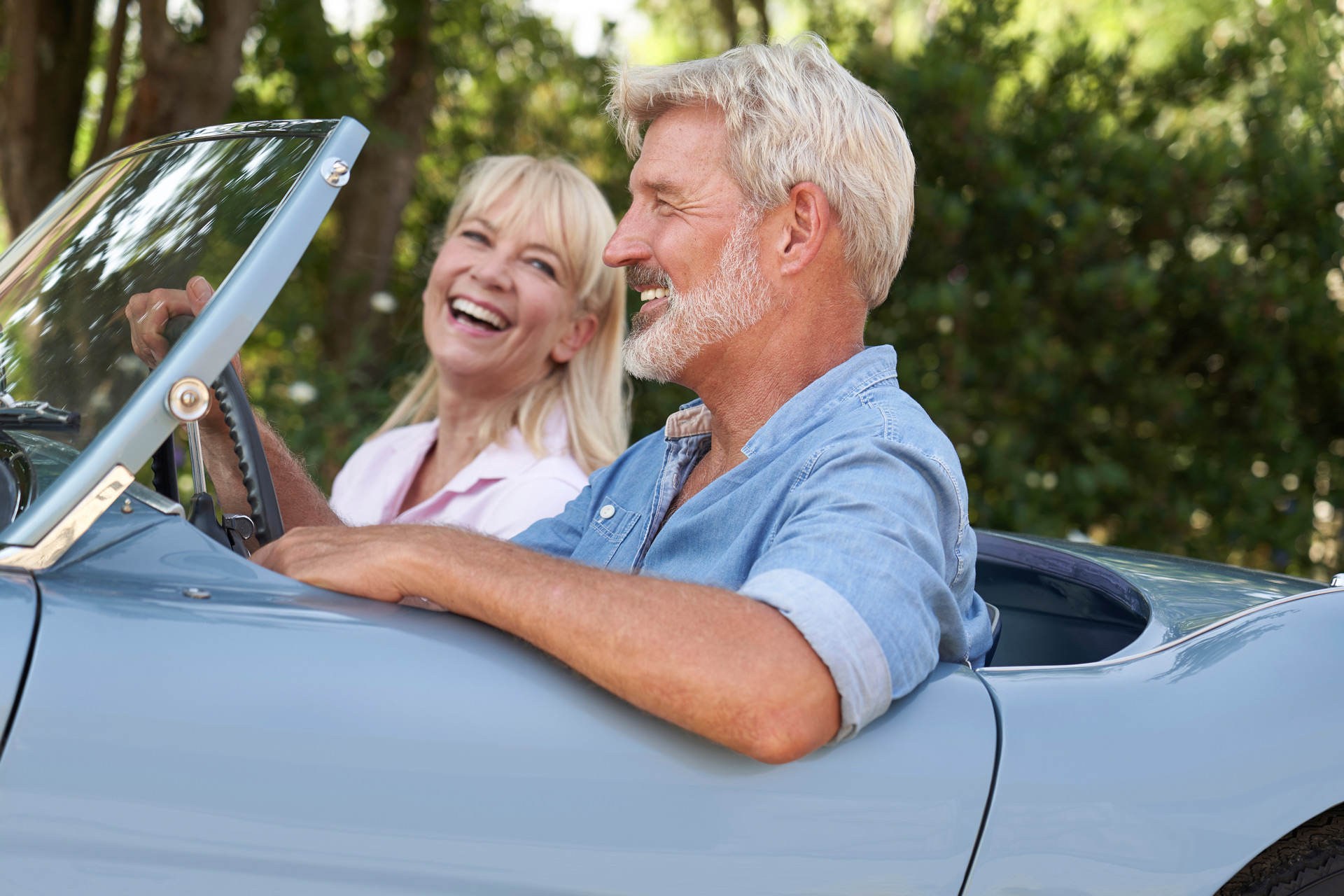 Couple en voiture ancienne