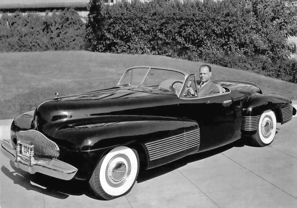 Harley J. Earl au volant de la Buick Y-Job