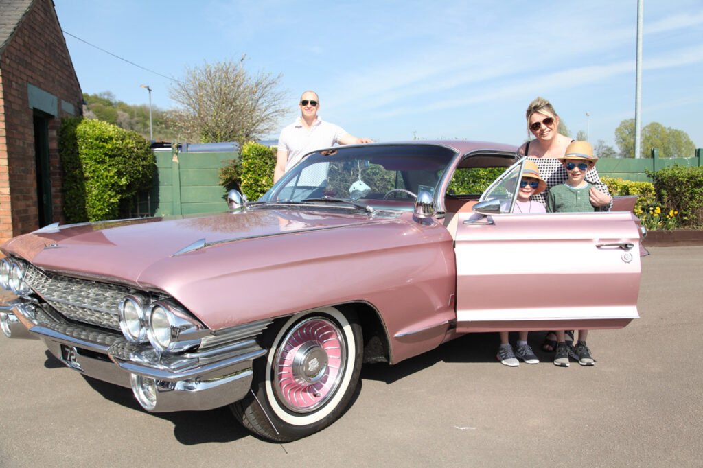 Famille possédant une voiture américaine de collection