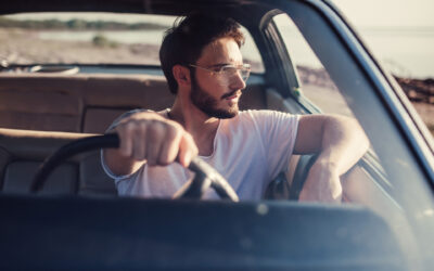 Heureux propriétaire d'une voiture de collection