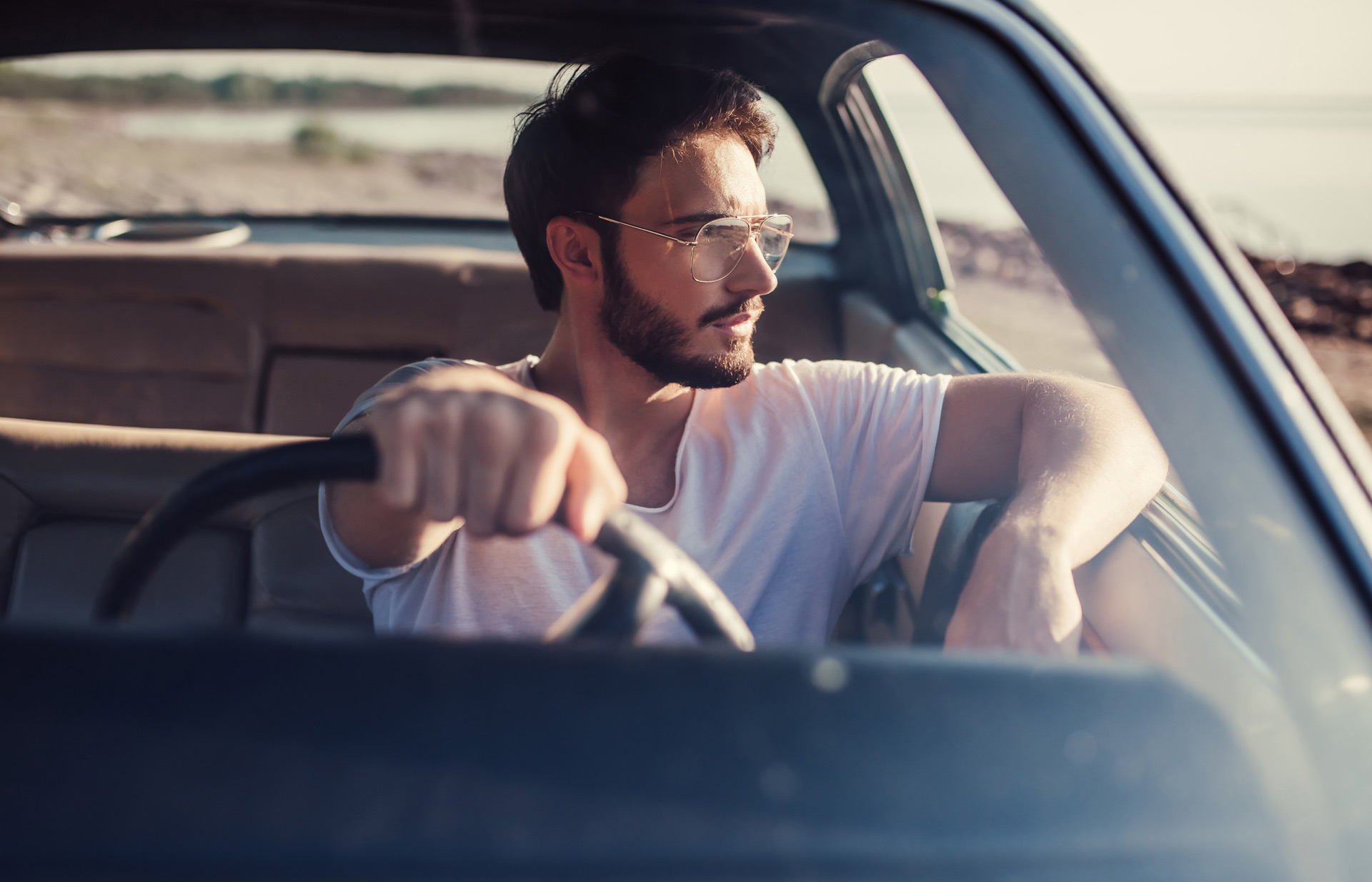 Heureux propriétaire d'une voiture de collection