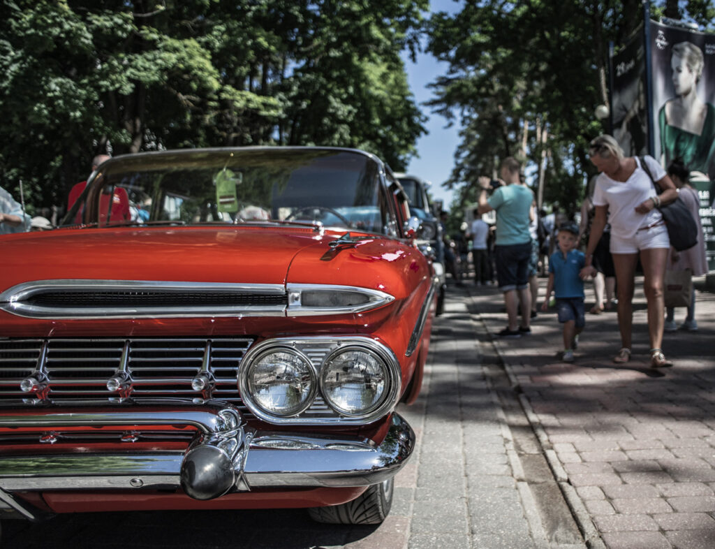 Voiture américaine ancienne en ville