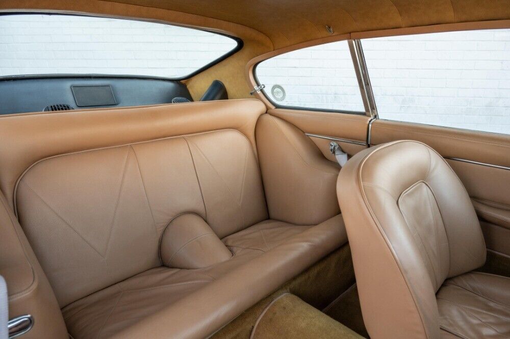 Aston-Martin-DB6-1966-6