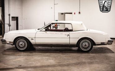 Buick-Riviera-1982-3