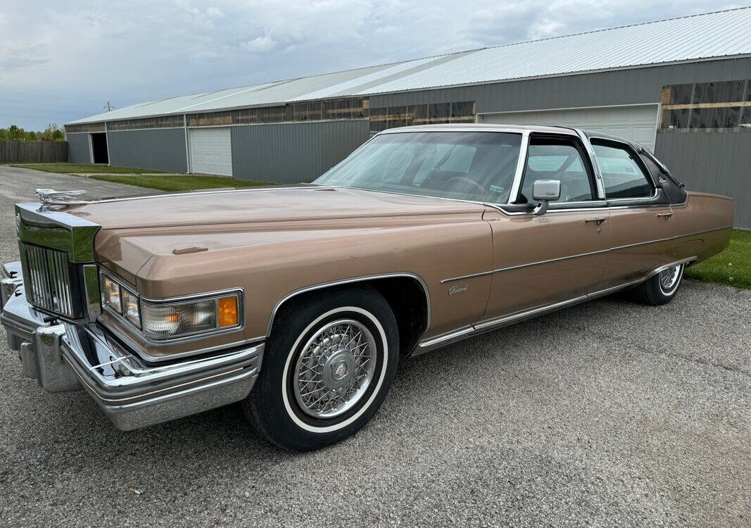 Cadillac-Fleetwood-1975-3