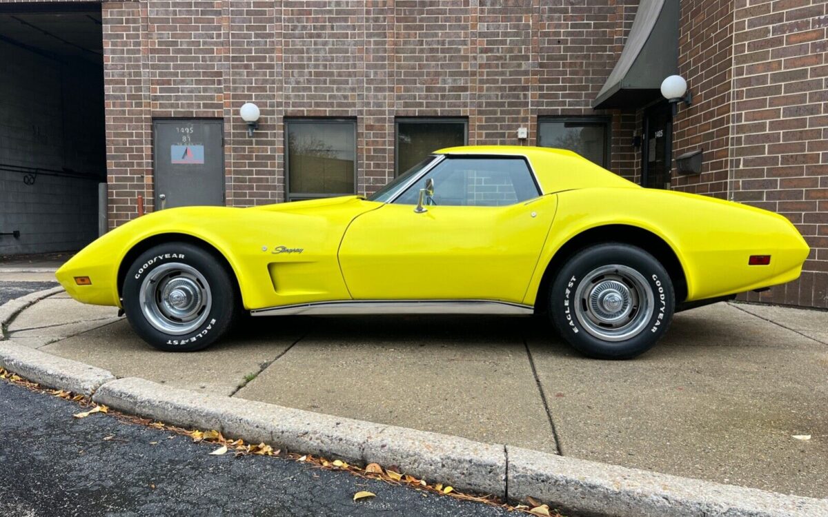 Chevrolet-Corvette-1974-2