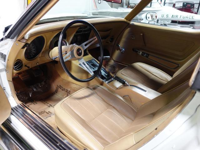 Chevrolet-Corvette-1975-8