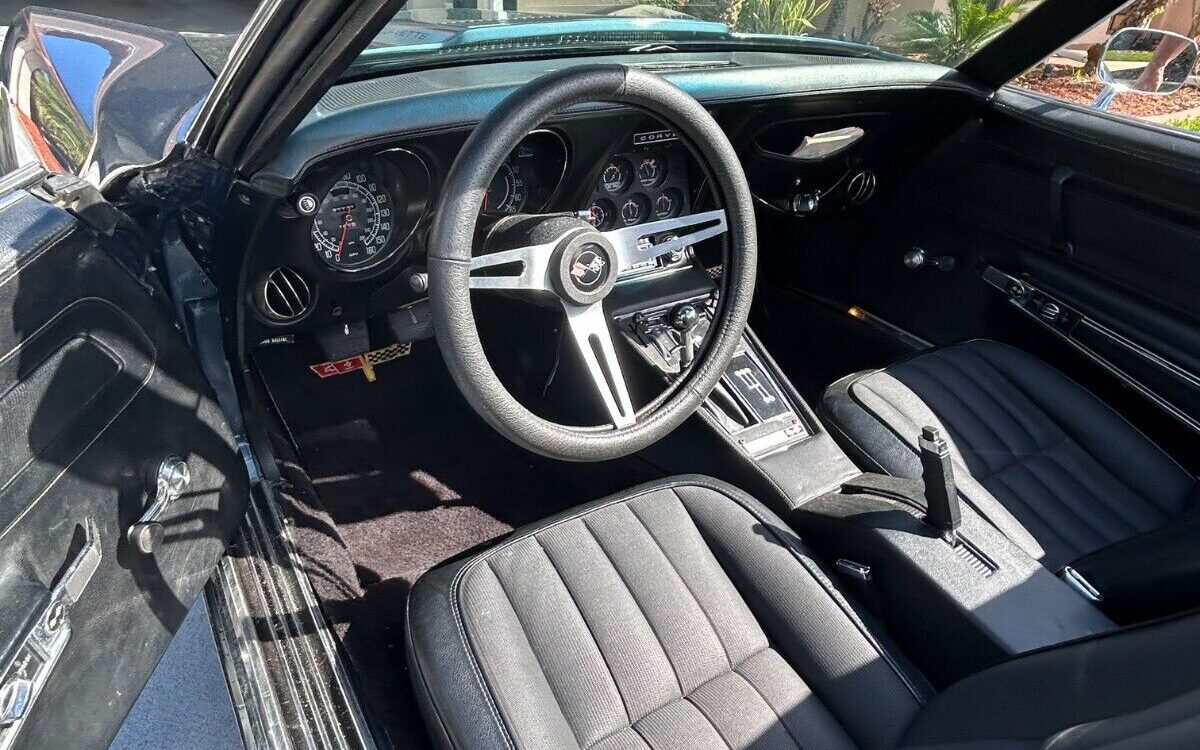 Chevrolet-Corvette-1975-9