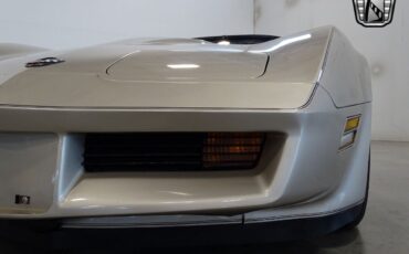 Chevrolet-Corvette-1982-5