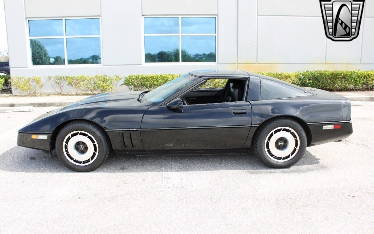 Chevrolet-Corvette-1985-4