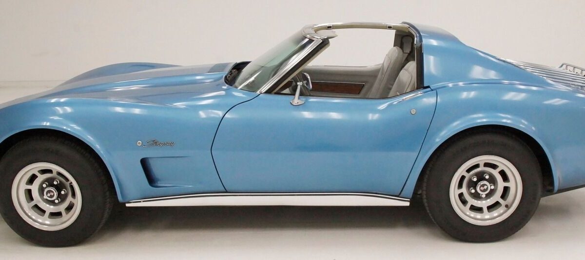 Chevrolet-Corvette-Coupe-1976-2