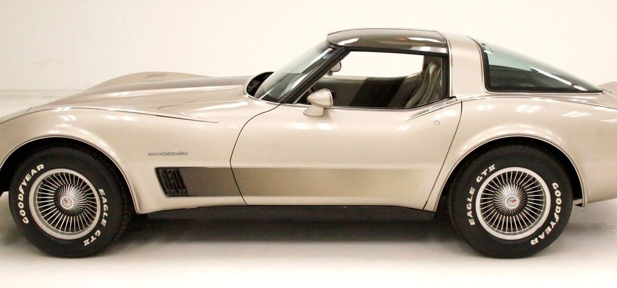Chevrolet-Corvette-Coupe-1982-1