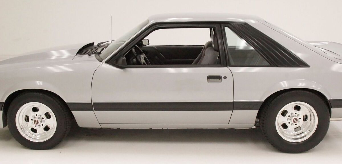 Ford-Mustang-Coupe-1985-1