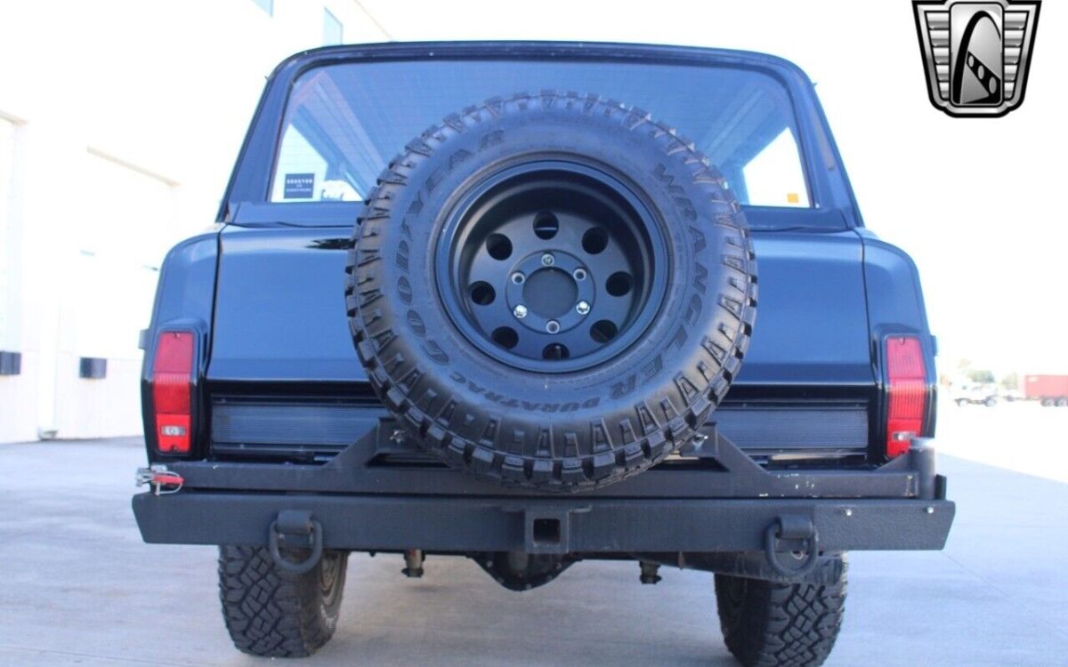 Jeep-Wagoneer-1990-4
