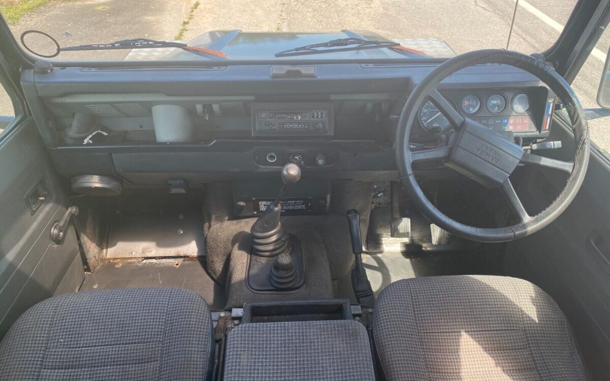 Land-Rover-Defender-SUV-1991-11