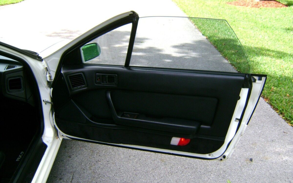 Mazda-RX-7-Cabriolet-1991-11