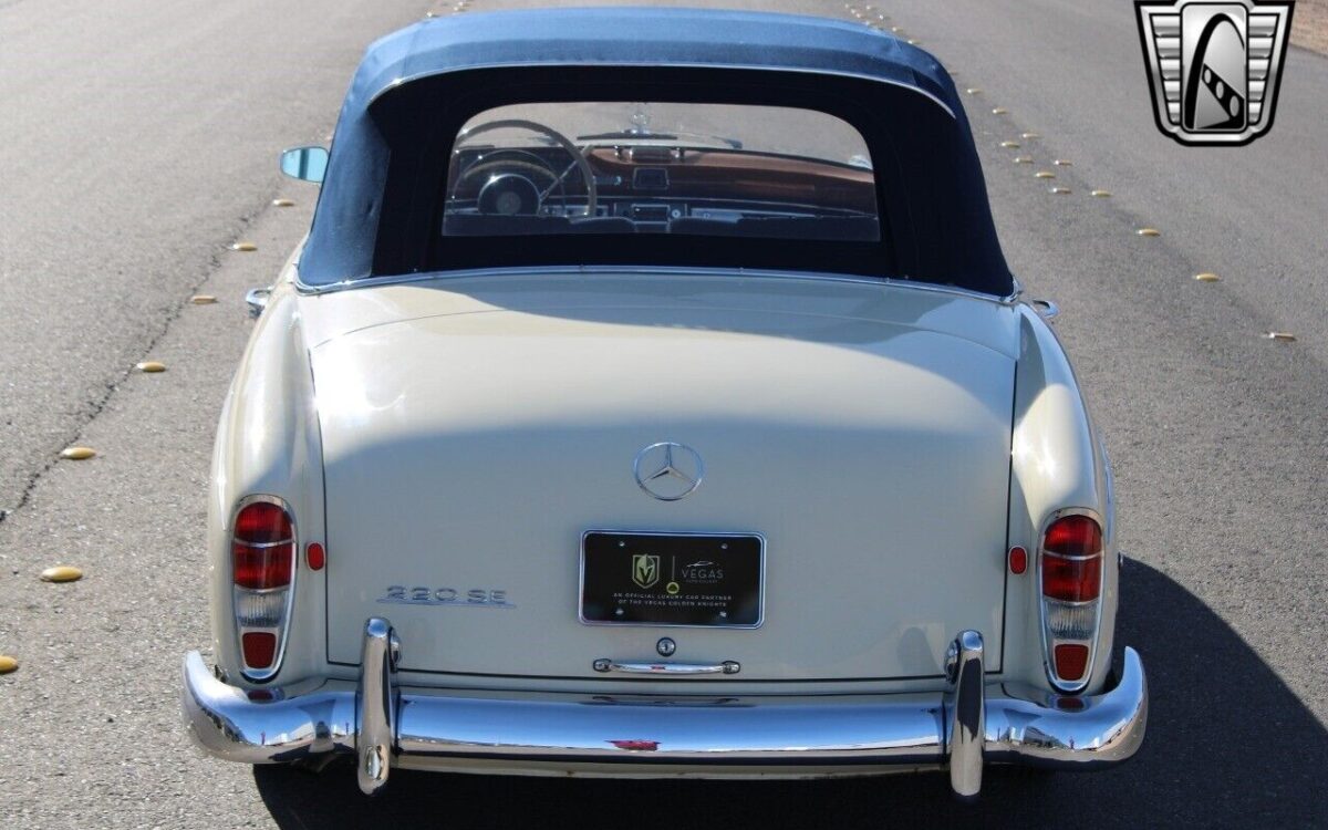 Mercedes-Benz-200-Series-1960-8