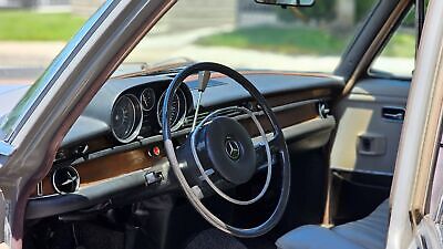 Mercedes-Benz-200-Series-Berline-1968-12