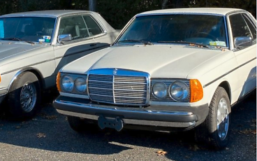 Mercedes-Benz-200-Series-Coupe-1979-4