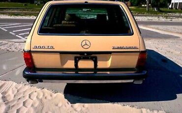 Mercedes-Benz-300-Series-1983-14