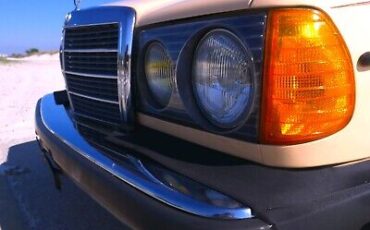 Mercedes-Benz-300-Series-1983-17