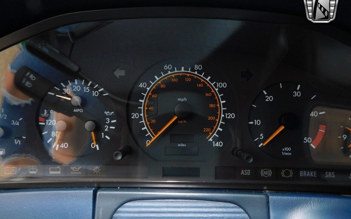 Mercedes-Benz-300-Series-1992-11