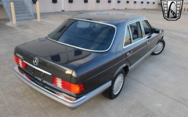 Mercedes-Benz-400-Series-1987-3