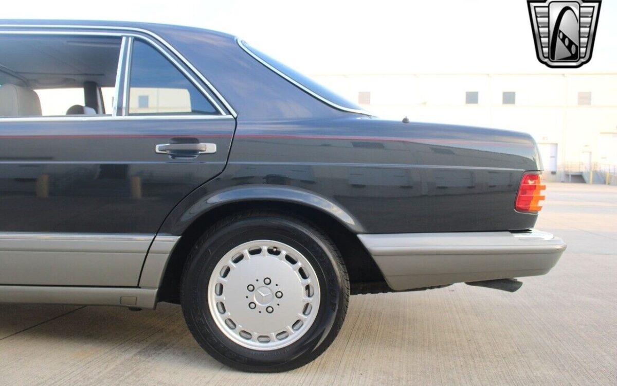 Mercedes-Benz-400-Series-1987-8
