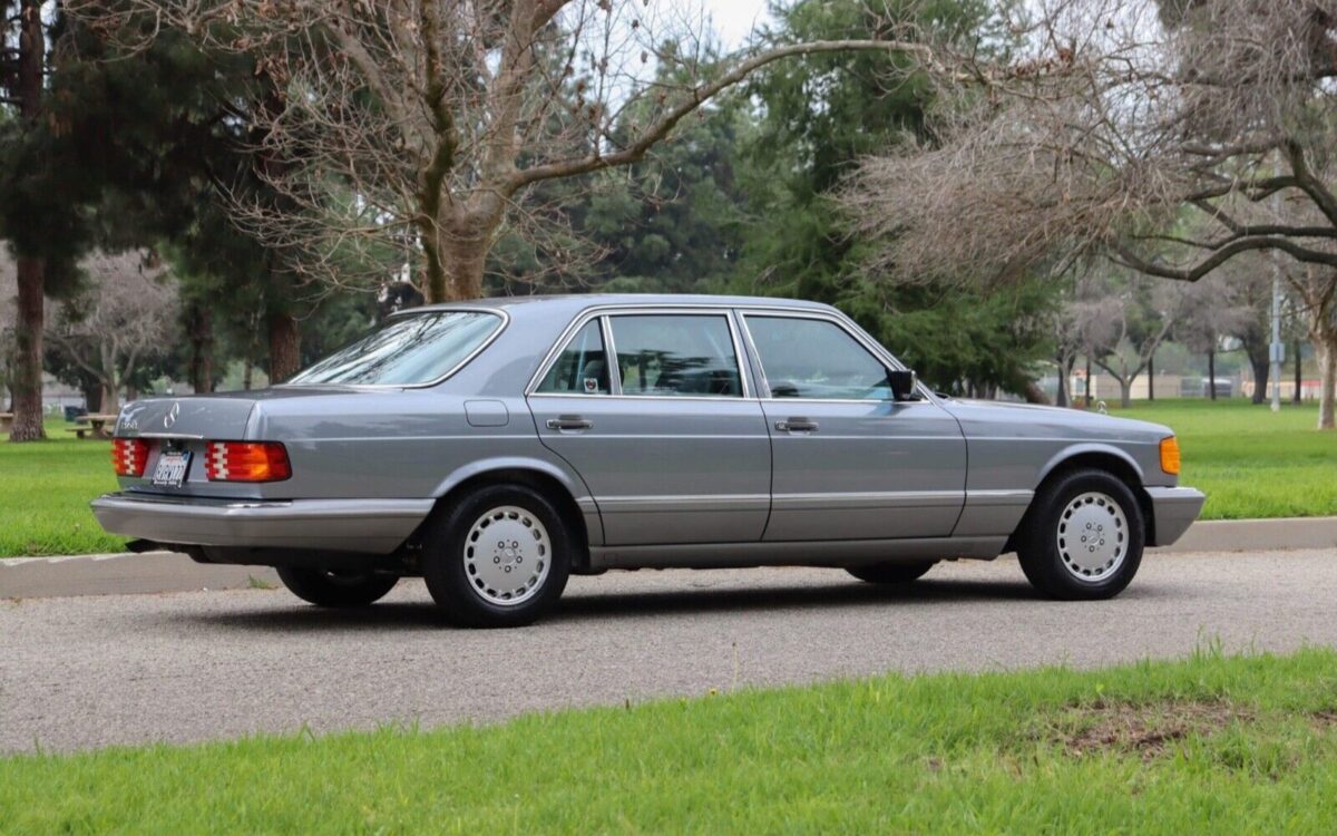 Mercedes-Benz-400-Series-Berline-1988-1