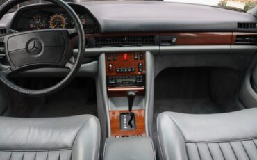 Mercedes-Benz-400-Series-Berline-1988-23
