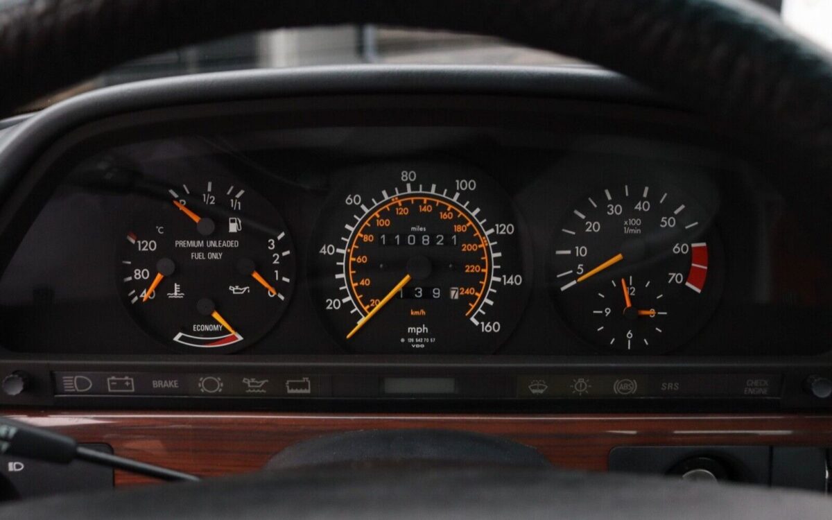 Mercedes-Benz-400-Series-Berline-1988-24