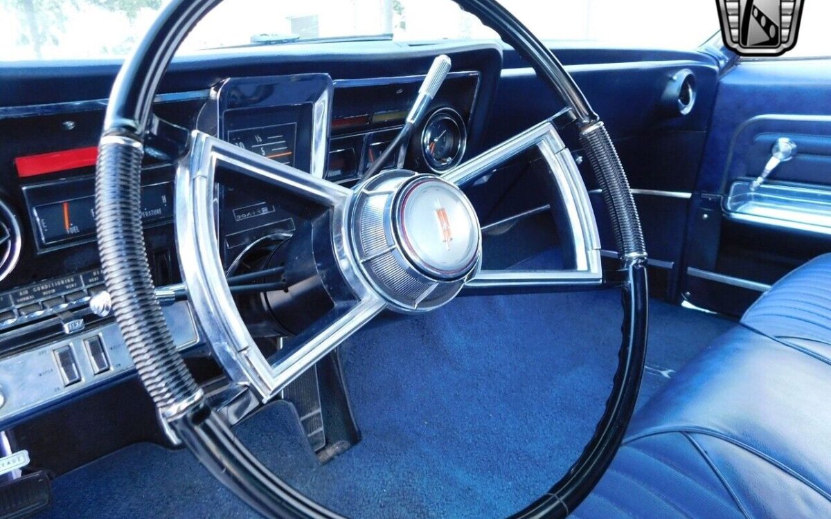 Oldsmobile-Toronado-1966-10