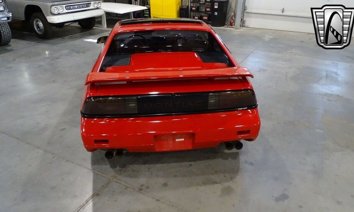 Pontiac-Fiero-1988-9