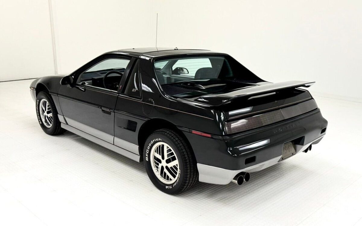 Pontiac-Fiero-Coupe-1984-2