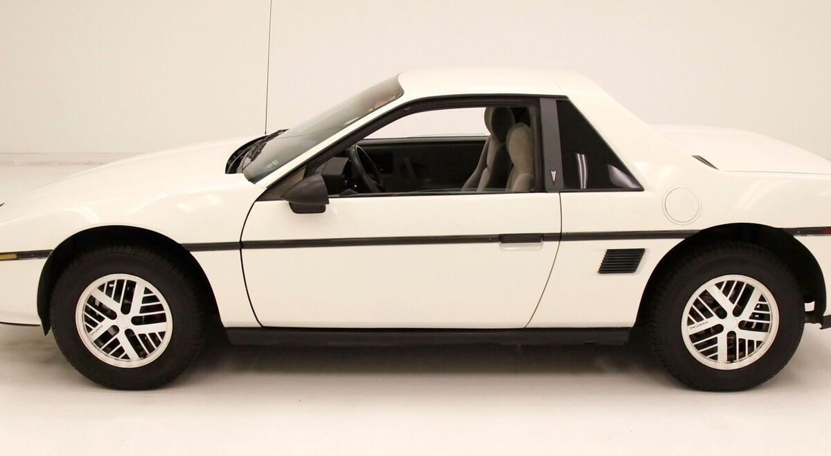 Pontiac-Fiero-Coupe-1987-1