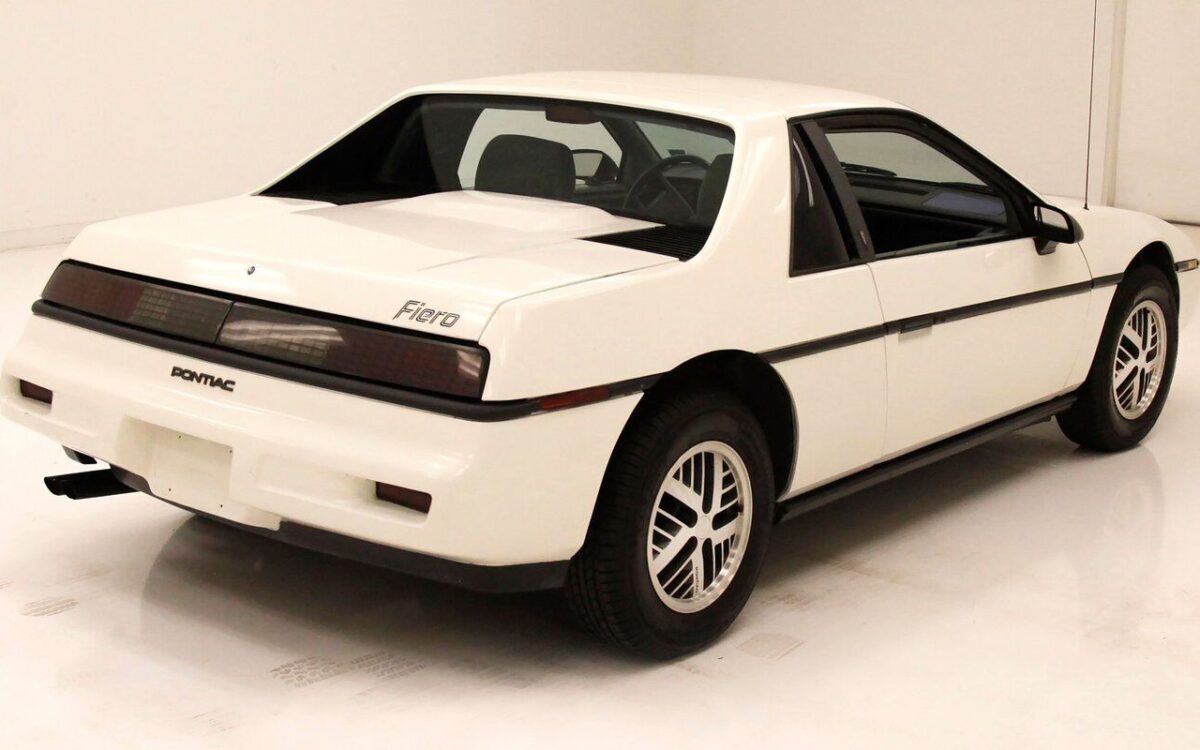 Pontiac-Fiero-Coupe-1987-4
